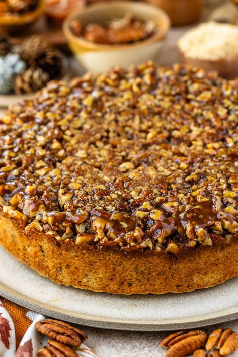 Pecan Pie Cake Pecan Pie Cake Pies And Tacos, Pies And Tacos Pecan Pie Cake, Thanksgiving Pecan Cake, Pecan Pie Cake Recipe Easy, Pecan Cake Recipes, Autumn Deserts, Upside Down Pecan Cake, Apple Pecan Cake, Pecan Pie Cake Recipe