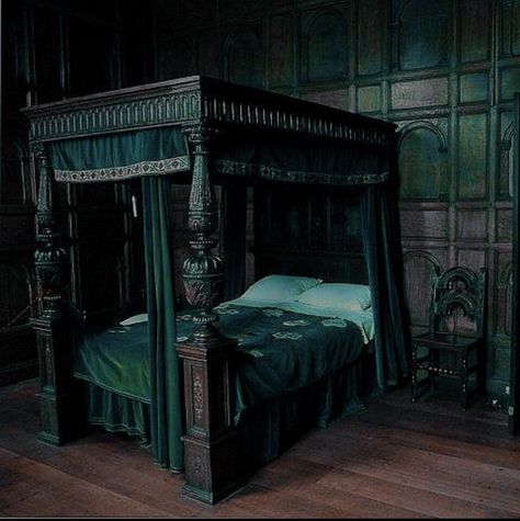 Gryffindor Dorm Room, Slytherin Dorm Room, Slytherin Dormitory, Gryffindor Dorm, Slytherin Bedroom, Hogwarts Dorm, Hogwarts Bedroom, Slytherin Room, Hogwarts Room