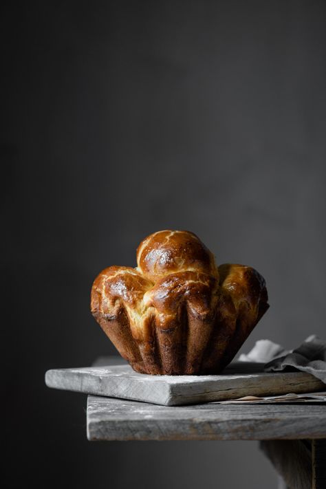 BRIOCHE À TÊTE is a french classic brioche recipe. A soft crumb buttery dough perfect for brioche french toast. #briocheatete #briocherecipe #briochebread #frenchbrioche #twocupsflour Brioche Recept, Friends Recipe, French Brioche, Bread Photography, Brioche Recipe, Brioche French Toast, Dark Food, Homemade Bread Recipes, Brioche Bread