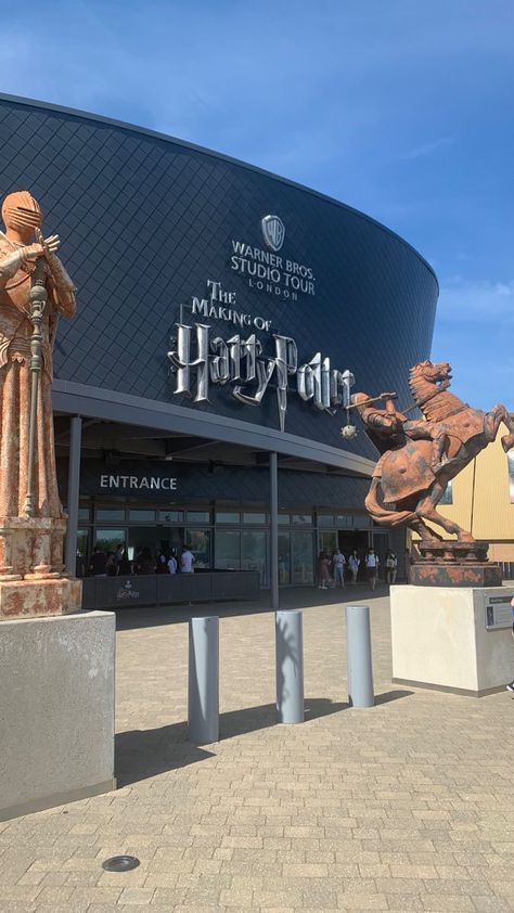 Harry Potter Studios London Aesthetic, Harry Potter World London, Harry Potter World Aesthetic, Harry Potter Locations London, Harry Potter Museum, Wizarding World Aesthetic, Harry Potter Studios London, Harry Potter World Universal, London Harry Potter