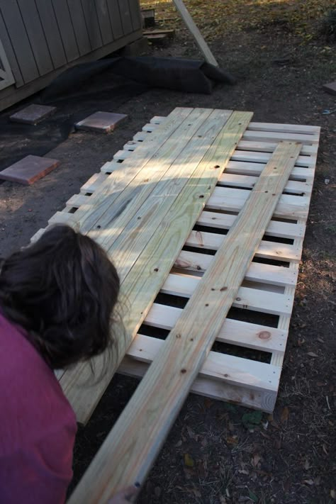 Pallet Patio Decks, Pallet Deck Diy, Building A Floating Deck, Pallet Deck, Build A Deck, Deck Diy, Patio Decks, Floating Deck, Pallet Patio