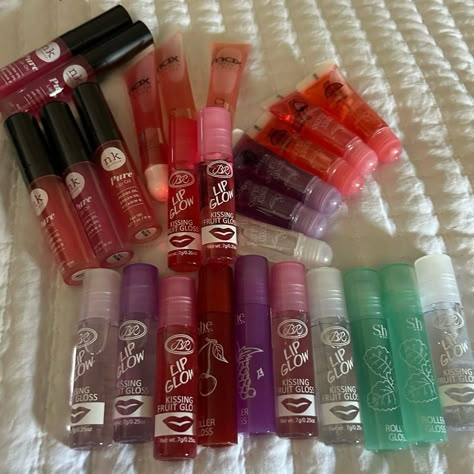 100 Pcs Included All New Never Used Lip Gloss Bundle Mixed! Lots Of Fruit Flavored Lipglosses. Perfect For Anyone Wanting To Start A Lipgloss Business Cute Lip Products, Best Lip Oils, Lip Gloss Bundles Ideas, Lipgloss Bundle Ideas, Lipgloss Flavors, Lip Gloss Cute, La Colors Lipgloss, Lip Gloss Aesthetic, Broadway Lip Gloss Collection