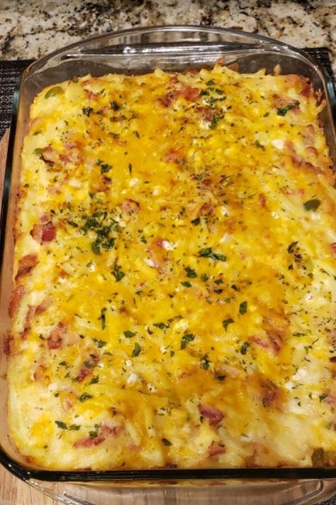 Cheesy Amish Breakfast Casserole | "When I need to feed a crowd this is the recipe I use. It is delicious. There are never any leftovers - even if I make two pans." #breakfastrecipes #brunchrecipes #breakfastideas #brunchideas #breakfastcasserole #breakfastcasserolerecipe #makeaheadbreakfastcasserole Breakfast Casseroles To Feed A Crowd, Paula Dean Breakfast Casserole Recipes, Cheesy Amish Breakfast Casserole, Breakfast For 50 People, Amish Breakfast Casserole Cottage Cheese, Company Breakfast Ideas, Ranch Breakfast Casserole, Breakfast Casseroles For A Crowd, Breakfast For Crowd