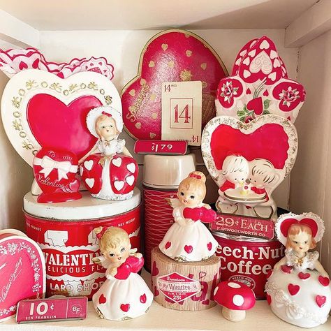 🍒𝙼𝚒𝚌𝚑𝚎𝚕𝚕𝚎🍒 (@vintagechickster) • Instagram photos and videos Valentines Day Shelf Decor, Valentines Vintage Decor, Valentines Decor Vintage, Valentine Booth Display Ideas, Vintage Valentines Day Decor, Design Vignettes, Valentines Day Vintage, Valentine Craft Decorations, Vintage Easter Decor