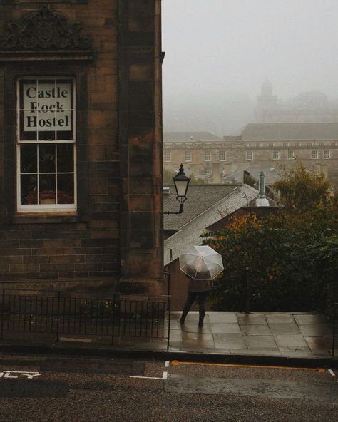 Dark Academia|Interior|Coffee on Instagram: “Rainy days wandering around the city.. 🌧🍂 One of my favourite photos from Edinburgh! It perfectly captured the autumnal vibe the whole city…” Academia Interior, Dark Academia Interior, Fox Aesthetic, Dark Academia Aesthetics, The Archivist, Rivers And Roads, Academia Aesthetics, Hogwarts Aesthetic, Brasov