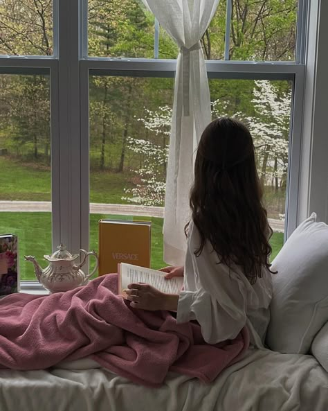 Simple Life Pictures, Spending Time Outside Aesthetic, Daphne Core Aesthetic, Cozy Writing Aesthetic, Perfect Life Pictures, Soft Lifestyle Aesthetic, Soft Gentle Aesthetic, Reading In Bed Aesthetic, Resting Aesthetic