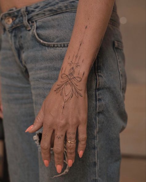 Fineline Hand Tattoos For Women, Tattoo Main, Cuff Tattoo, Tato Minimal, Stunning Tattoos, Hand And Finger Tattoos, Handpoke Tattoo, Petite Tattoos, Ornamental Tattoo