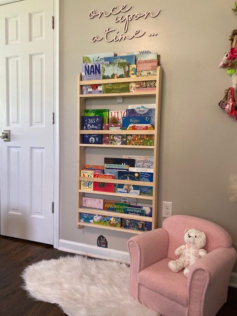 Book Shelf Toddler Room, Wall Bookshelf Nursery, Baby Room Book Shelves, Diy Kids Bookshelf Wall, Baby Book Shelves, Small Bookshelf Ideas On Wall, Kids Room Toys Organization, Toddler Room Shelves, Baby Toy Shelf