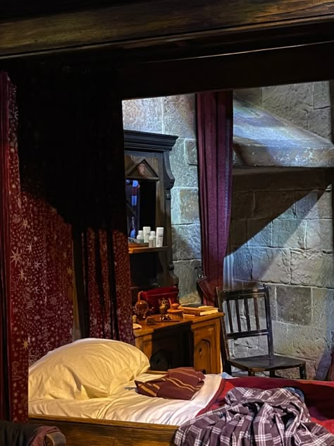 Gryffindor Dorm Room Aesthetic, Griffindor Room Bedrooms, Gryffindor Dorm Room, Harry Potter Dorm Room, Harry Potter Dorm, Gryffindor Room, Gryffindor Dorm, Marauders Fan Cast, Hogwarts Dorm