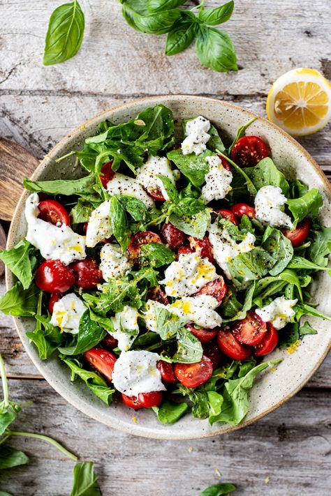 Arugula Caprese Salad Baked Dinner Ideas, Cantaloupe Cucumber Salad, Simple Balsamic Vinaigrette, Caprese Salad Recipe, Mozzarella Salad, Vegan Mozzarella, Dinners Easy, Baked Dinner, Salad Leaves