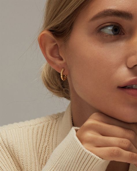 Classy Hoop Earrings, Minimal Gold Jewelry Aesthetic, Gold Earrings Everyday, Gold Twist Hoop Earrings, Gold Twisted Hoop Earrings, Gold Everyday Earrings, Classy Earrings Everyday, Everyday Earrings Simple Classy, Hoops Earrings Outfit