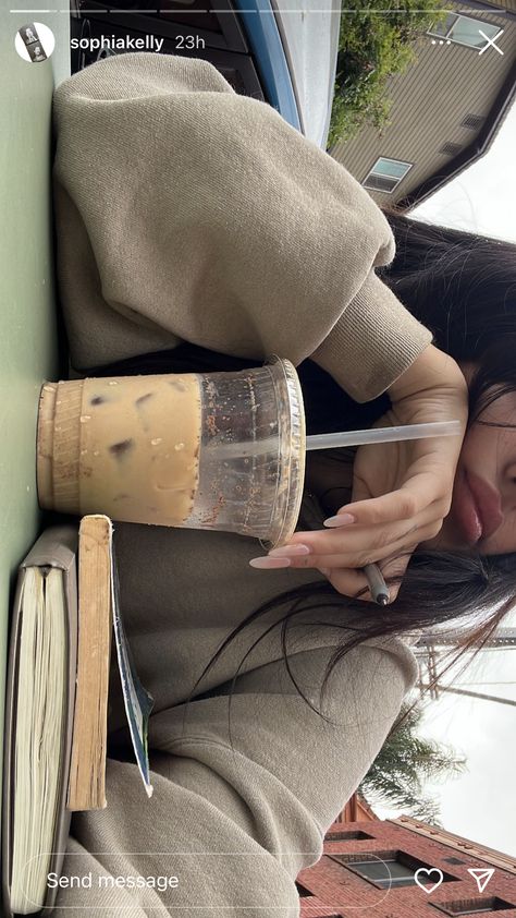 Uni Instagram Story, Fall Ig Photo Ideas, Story Inspiration Instagram Aesthetic, Coffee Girl Aesthetic, 사진 촬영 포즈, Uni Life, Instagram My Story, Foto Poses, Instagram Photo Ideas Posts