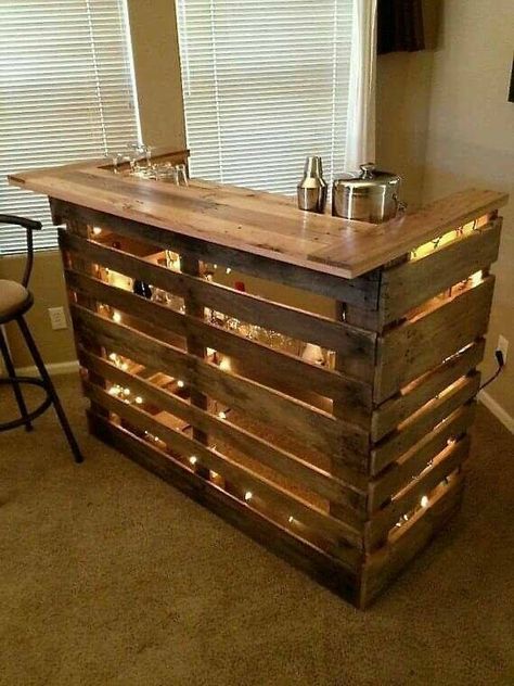 Encuentra más ideas de Barra de bar con palets de madera reciclados en nuestro blog Construccion Manualidades #Palletsdemadera #Bar #Madera Bar Con Pallet, Palet Bar, Bar Pallet, Bar En Palette, Pallet Bar Diy, Pallet Wine, Pallet Bar, Decor Ikea, Backyard Bar