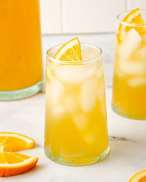 Beach Beverages, Homemade Orange Juice, Simply Juice, Orange Juice Cocktails, Orange Juice Smoothie, Orange Juice Recipes, Orange Juice Drinks, Agua Fresca Recipe, Lemonade Iced Tea