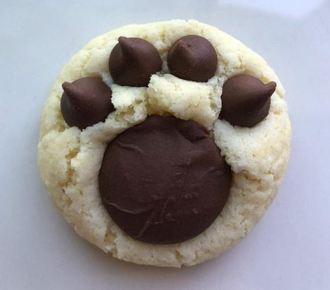 Pet Themed Desserts, Cat Paw Cupcakes, Dog Print Cookies, Bear Paw Cookies Recipes, Dog Paw Print Cookies, Dog Paw Cookies, Paw Cookies Decorated, Paw Print Cookies Decorated, Dog Shaped Cookies