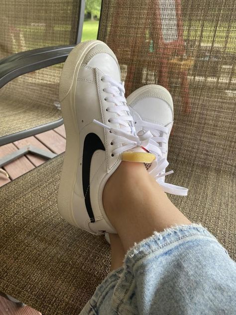 Low Top Nike Blazers Platform, Low Top Nike Blazers Outfit Women, Nike Blazer Low Platform White, Nike Blazer Low Women Outfit, Nike Blazer Low Platform Outfit, Outfits Tenis Nike, Nike Blazer Platform Outfit, Nike Blazers Low Platform, Outfits Con Tenis Nike