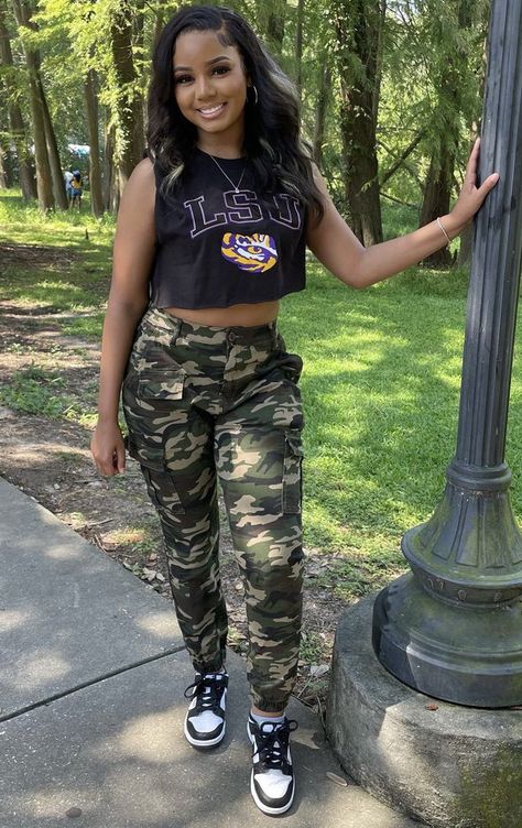 Lsu Outfits For Women, College Game Day Outfit Black Women, Lsu Game Day Outfit Black Women, College Gameday Outfits Black Women, Bond With Friends, Lsu Sweatshirt, College Homecoming, College Football Game Outfit, Outfit Ideas For College