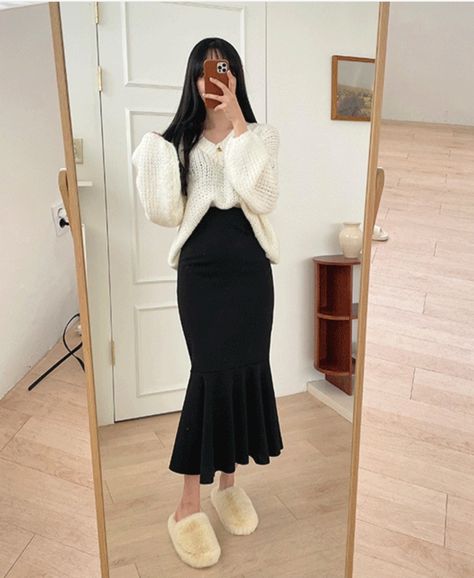 Black Wool Skirt Outfit, Black Mermaid Skirt Outfit, Long Skirt Outfits Korean Style, Mermaid Skirt Outfit Casual, White Sweater Aesthetic, Aesthetic Modest Outfits, Modest Girly Outfits, Sweater Aesthetic, Trendy Outfit Inspo