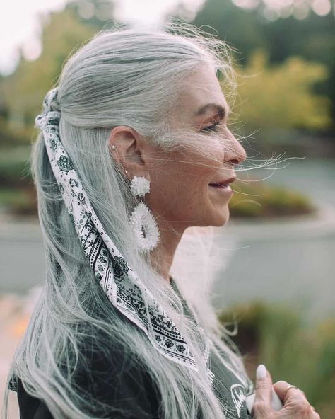 Long Hair Older Women, Silver White Hair, Silver Haired Beauties, Grey Hair Dye, Grey Curly Hair, Long White Hair, Beautiful Gray Hair, Grey Hair Styles For Women, Natural Gray Hair