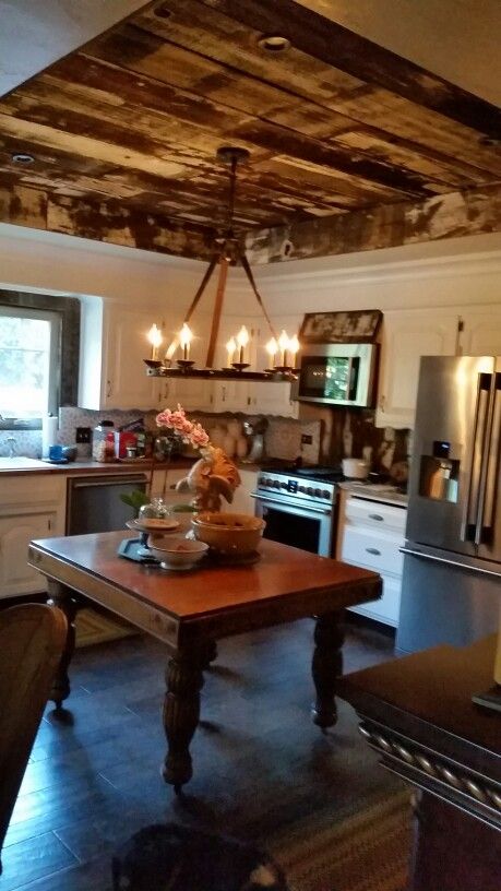 Burnt Wood Ceiling, Barnwood Ceiling, Wooden Ceiling Ideas, Truss Ceiling, Kitchen House Ideas, Barn Wood Ceiling, Cheap Wood Flooring, Country Home Interiors, Wood Walls Living Room