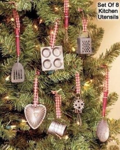 Image result for tree decorated with miniature tools #diycuttingboard Kitchen Christmas Tree, Gingerbread Christmas Decor, Kitchen Christmas, Country Christmas Decorations, Christmas Kitchen Decor, Miniature Christmas Trees, 12 December, Mini Kitchen, Miniature Kitchen