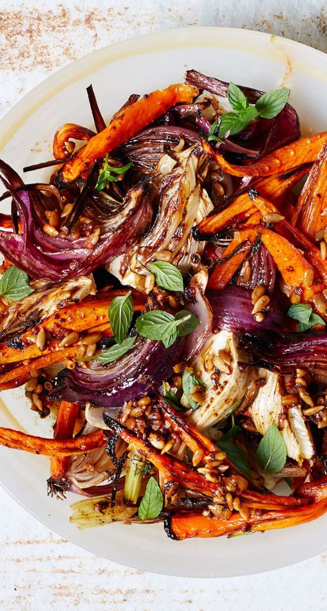 Roasted carrots with fennel and mint recipe: For those of you who appreciate an aggressively-roasted veggie. Mint Recipes, Fennel Salad, Onion Recipes, God Mat, Red Onions, Idee Pasto Sano, Roasted Carrots, Veggie Dishes, Vegetable Side Dishes