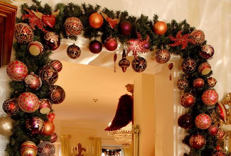 Indoor Christmas Archway Decor, Bauble Arch, Archway Christmas Decor, Ornament Archway Diy, Arch Christmas Decor, Christmas Archway Decor Indoor Diy, Diy Christmas Arch, Christmas Archway Decor Indoor, Post Christmas Decor