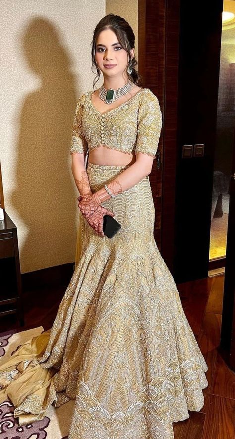 Mermaid Indian Wedding Dress, Mermaid Wedding Dress Indian, Cocktail Lehenga For Bride, Two Piece Cocktail Outfit, Indian Wedding Outfits 2023, Fishcut Lehenga Bridal, Fishcut Lehenga Designs, Weeding Outfits For Girl, Lahnga Design Latest