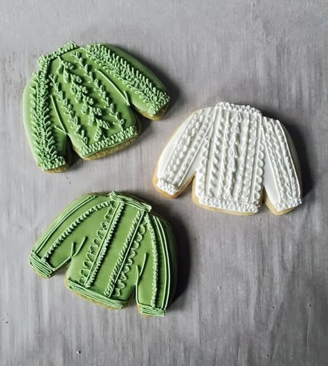 Christmas Sweater Cookies, Christmas Sugar Cookie Designs, Sugar Cookie Decorations, Cookie Clothes, Ugly Christmas Sweater Cookies, Green Cookies, Sweater Cookies, Cookies To Decorate, Fall Decorated Cookies