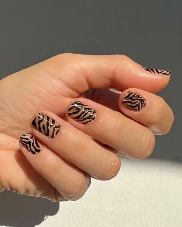 15 Idées D'Ongles Courts Tendance Pour Cet Automne 2O23 Vacation Nails Green, Tropical Vacation Nails, Beachy Nails, Brown Nails Design, Spooky Nails, Nails Oval, Nails Brown, Nail Color Trends, Broken Nails