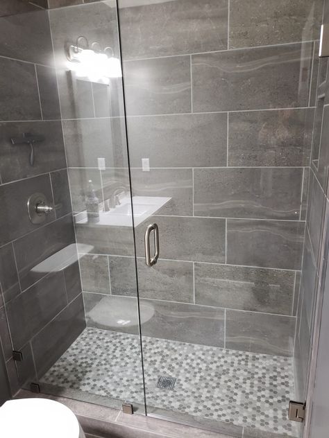 Small Grey Shower Tile Ideas, Small Bathroom Grey Tiles, Gray Tile Shower Ideas, Gray Tile Bathroom Ideas, Grey Tile Shower, Bathroom Tile Shower Ideas, Gray Tile Bathroom, Gray Shower Tile, Tile Bathroom Ideas