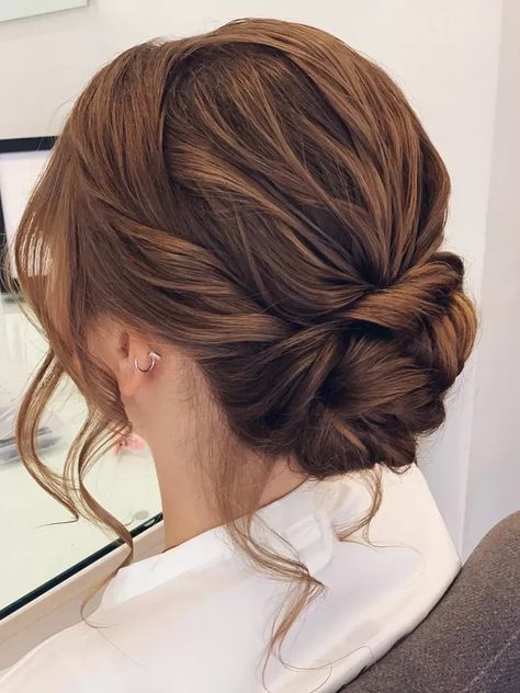 Romantic loose bun Wedding Hairstyles For Fine Hair With Veil, Loose Updo Medium Length Hair, Romantic Loose Bun, Engagment Hair Style Long Hair, Classic Bride Hair, Wedding Updo Low Bun, Bride Up Do, Wedding Makeup Brown Hair, Bridesmaid Hairstyles Medium Length Updo