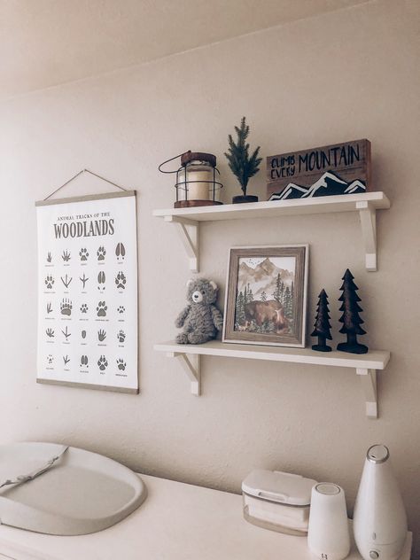 Woodland Nursery Shelf Decor, Woodland Nursery Wall Decor, Outdoor Nursery Ideas, Woodlands Nursery Boy, Woodland Theme Nursery Boy, Baby Boy Bear Nursery, Nursery Shelving Ideas, Boys Woodland Nursery, Nursery Wall Decor Ideas