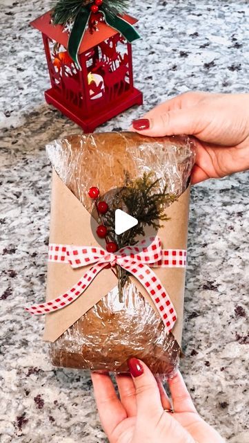 Kristie on Instagram: "I love to share homemade baked goods with friends, family and neighbors during the holidays! This is a very simple but beautiful way that you can wrap homemade bread to gift to others this season!  I found the brown crafting paper and the ribbon at the dollar tree. The greenery and berry picks are from Hobby Lobby.  Start by wrapping your bread well with plastic wrap.  Next, cut a square of brown paper. I measured mine to make sure it was even. My loaf of bread was pretty small so my square was 10inx 10in. If your bread is bigger you may have to adjust the size of your square.  Lay your craft paper down diagonally and place your wrapped bread on top.  Fold the top and bottom corners in and under the bread.  Use your ribbon to tie a bow and secure the paper in place. Paper Bread Packaging, Bread Loaf Wrapping Ideas, How To Wrap A Pie As A Gift, How To Gift Wrap A Round Loaf Of Bread, Wrapping Banana Bread For Gifts, How To Wrap Bread Loaf, Homemade Bread Wrapping Ideas, How To Wrap Banana Bread As A Gift, Mini Loaf Pan Gift Ideas Christmas