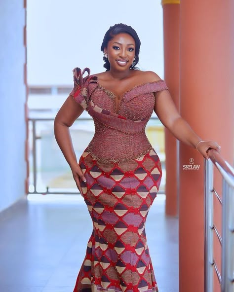 Kente Designs Traditional Weddings, Kante Styles For Women, Kente Beading Designs, Kente Designs Ghana, Beaded Kente Styles, Modern Kente Styles, Ghana Kente Styles Traditional Weddings, African Kente Styles For Engagement, Kente Dress Ghana Traditional Weddings