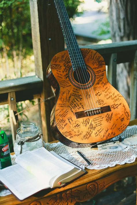 We are definitely using this idea for our guest book at the Wedding.  :) Wedding Ideas September, Music Lovers Wedding, Guitar Wedding, Dark Wedding Theme, Cottagecore Wedding, Music Themed Wedding, Awesome Bachelorette Party, Unique Guest Book, Guest Book Ideas