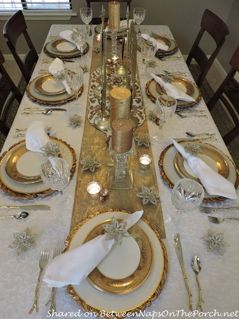 Gold Table Christmas Decorations, White And Gold Dining Table Decor, Christmas Decor Ideas Gold And White, Christmas Dinner Party Table Decor Centerpiece Ideas, Gold And White Christmas Table, New Years Table Decorations Ideas, Christmas Dinner Decor Ideas, White And Gold Christmas Table, Decoration Table Noel