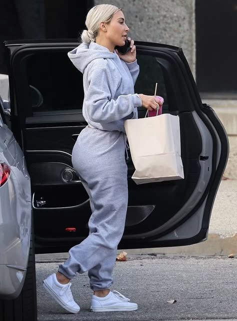 Kim Kardashian Style Casual, Kardashian Style Casual, Kardashian Casual Outfit, Errands Outfit Winter, Summer Athleisure Outfits, Sweat Suits Outfits, Chic Athleisure Outfits, Athleisure Capsule Wardrobe, Estilo Kim Kardashian