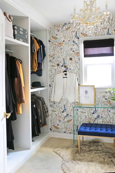 Small Space, Big Design - The Bold Closet Trend (Plus, Sara Reveals Her Master Closet Wallpaper) - Emily Henderson #mastercloset #dreamcloset #masterbedroom Master Closet Bathroom, Closet Nook, Closet Wallpaper, Primary Closet, Wallpaper Hip Hop, A Walk In Closet, Dressing Design, Narrow Rooms, Closet And Bathroom