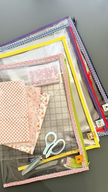 Diy Vinyl Bags, Sewing Pouch, Craft Organization Diy, Handbag Sewing Patterns, Handmade Fabric Bags, Vinyl Bag, Bags Patterns, Diy Bag Designs, Diy Bags Patterns