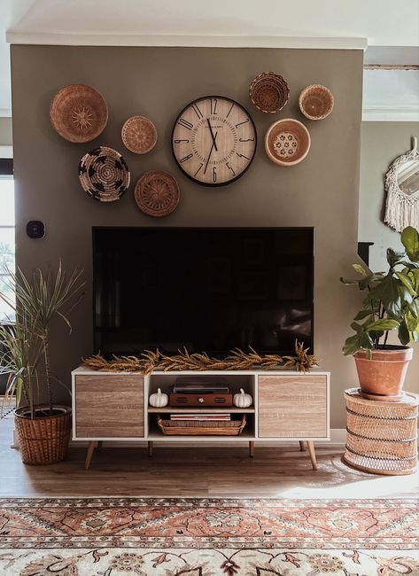 Basket Wall Over Tv, Clocks In Bedroom Ideas, Living Room Basket Wall, Kitchen Basket Wall Decor, Clock On Tv Wall, Clock Kitchen Wall Decor, Boho Living Room Wall Decor Over Couch, Baskets Around Tv On Wall, Basket Wall Above Tv