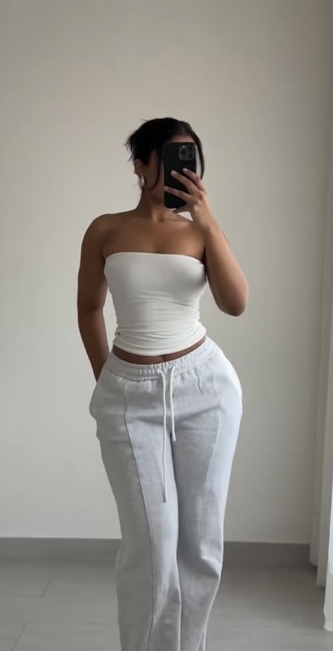 Yaas.online Outfits, Summer Outfit Inspo Baddie, Casual Outfits Warm Weather, Carnival Outfit Ideas Casual, 60kg Woman, Summer Fits Baddie, Medium Body Type, Beach Date Outfit, White Crop Top Outfit