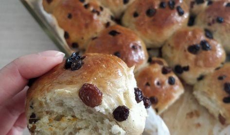 Fluffy Breakfast Raisin buns recipe - Eatmunchlove Raisin Buns Recipe, Raisin Buns, Yeast Buns, Buns Recipe Easy, Buns Recipe, Bread Buns, Supper Ideas, Bread Bun, Bun Recipe