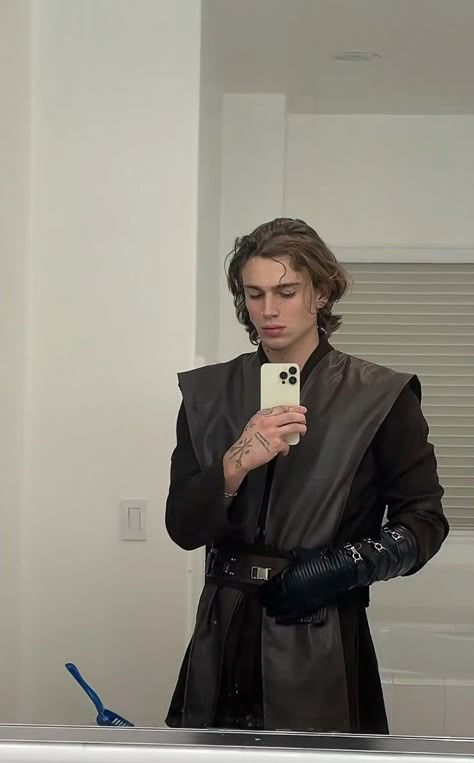 Best Guy Halloween Costumes, Iconic Mens Halloween Costumes, Star Wars Selfie, Costumes For Guys Halloween, Vicrul Starwars, Guy Cosplay Ideas, Halloween Men Aesthetic, Men’s Halloween Costumes Aesthetic, Hot Costumes For Guys