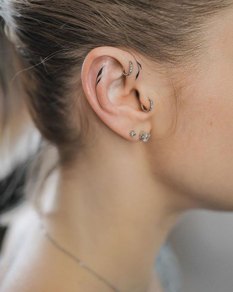 Tragus Tattoo, Inner Ear Tattoo, Behind Ear Tattoos, Ear Tattoos, Inner Ear, Makijaż Smokey Eye, Discreet Tattoos, Subtle Tattoos, Elegant Tattoos