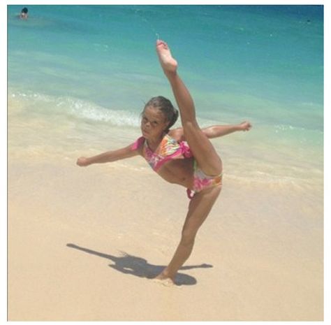 I love this move! I always do it at the beach!! Mackenzie Ziegler Rares, Mackenzie Ziegler Solos, Dance Moms Mackenzie, Dance Moms Photos, Dance Moms Rares, Dance Moms Costumes, Mack Z, Maddie Mackenzie, Dance Moms Cast