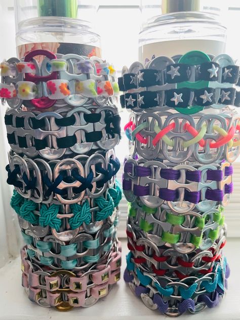 Monster Cans Diy, Soda Tab Bracelet, Pop Tab Bracelet, Soda Tab Crafts, Can Tab Crafts, Pulseras Kandi, Punk Fashion Diy, Soda Can Tabs, Pop Tab Crafts