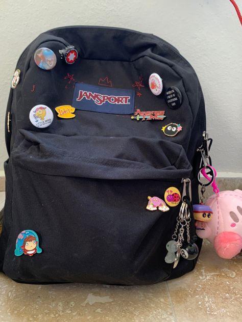 Decorated Jansport Backpack, Jansport Decoration Ideas, Jansport Bag With Pins, Black Backpack With Pins, Jansport Bag Aesthetic, Black Jansport Backpacks Aesthetic, Bagpack Decorating Ideas, Black Backpack Aesthetic, Backpack Decoration Ideas