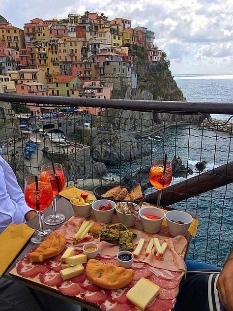 [Nessun Dorma, Manarola] Great food spot with views of the colorful houses in Manarola. No pizzas or pastas. Come for bruschetta, charcuteries, focaccia, Aperol Spritz, and pesto. [4-38€, CASH ONLY] Riomaggiore Cinque Terre Italy, Riomaggiore Italy, Cinque Terre Italy, Travel Italy, Italian Summer, To Infinity And Beyond, Travel Goals, Travel Inspo, Pretty Places