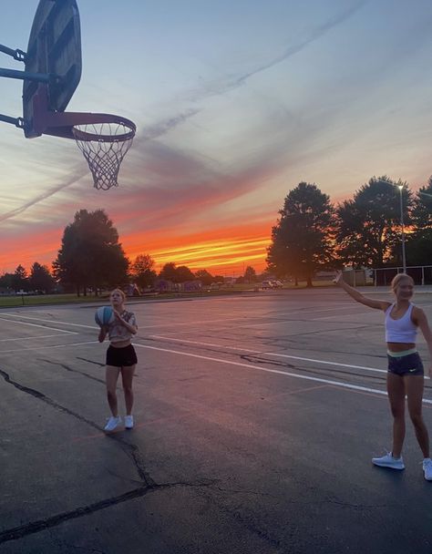 Basketball Pics Aesthetic, Aesthetic Basketball Photos, Basketball Aesthetic Pictures, Summer Basketball Aesthetic, Basketball Girls Aesthetic, College Basketball Aesthetic, Aesthetic Basketball Pictures, Girl Basketball Aesthetic, Playing Basketball Aesthetic